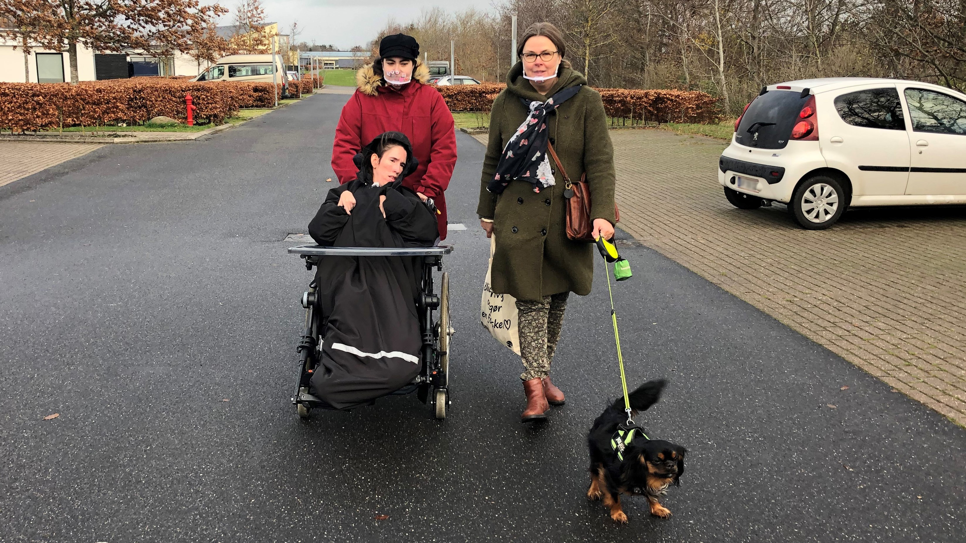 Billede af Pernille, Alexandra og Dorthe der går tur udenfor.